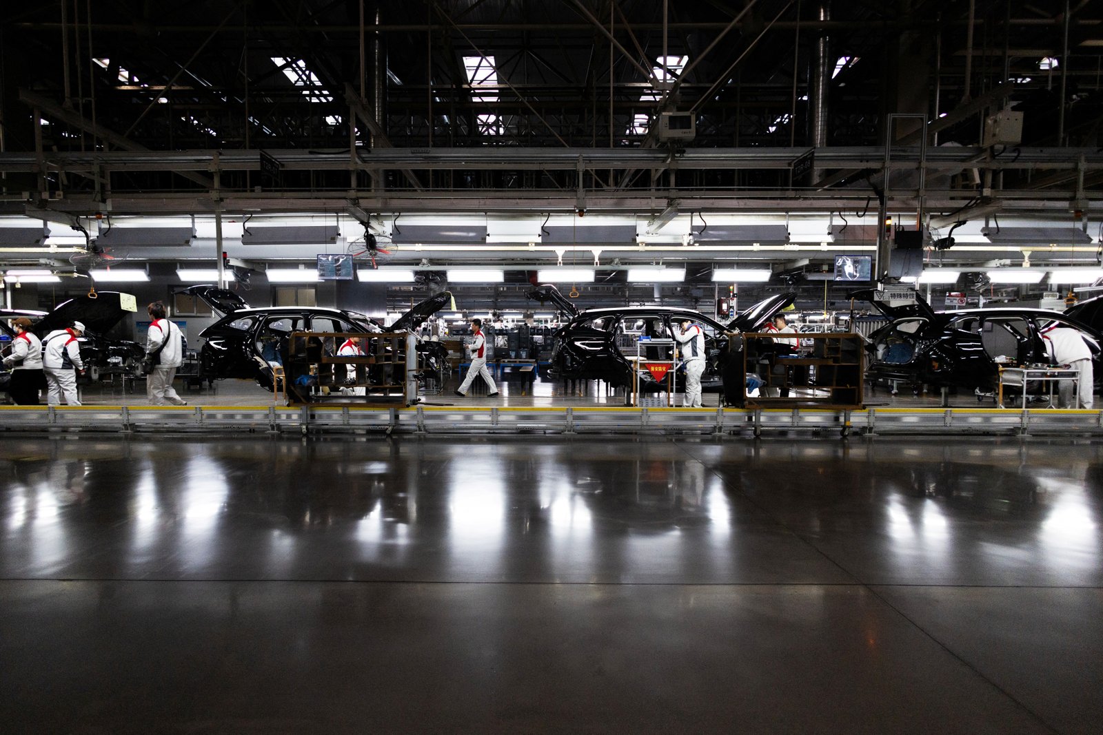 Эксперты сравнили зарплаты сварщика и столяра